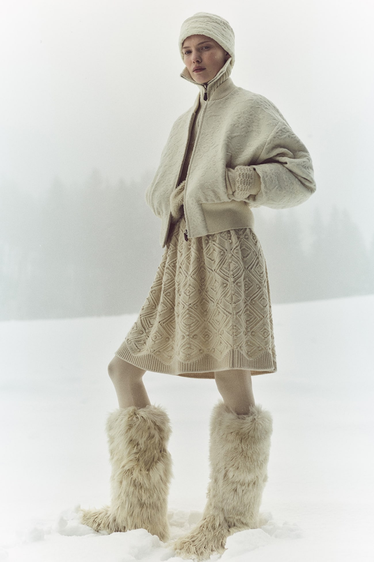 ロロ・ピアーナ春夏2025のゴージャスなレディスウェアとトラベラー